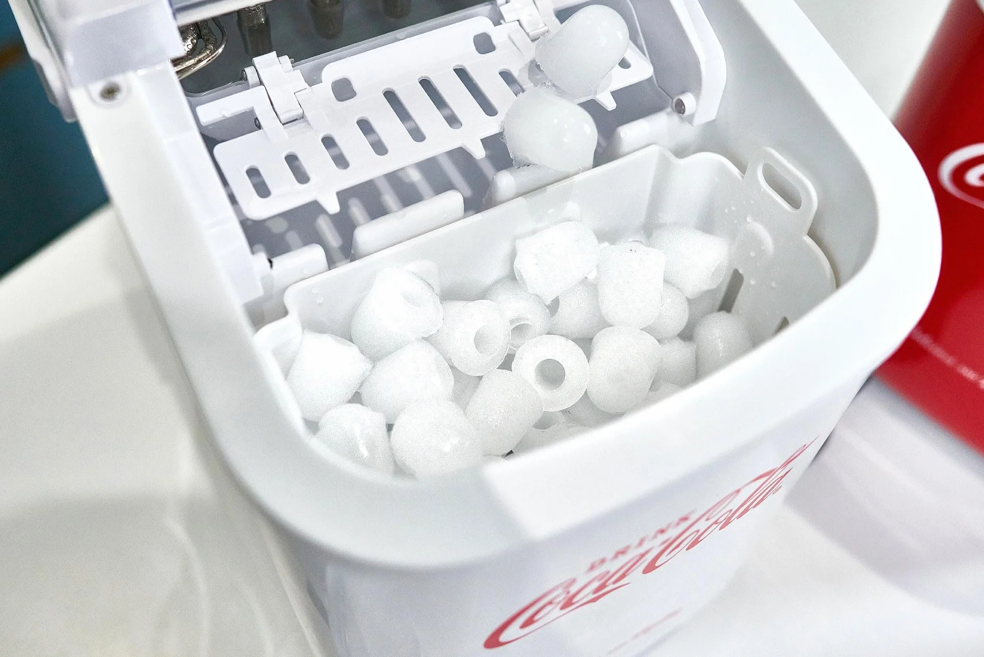 Salco Coca Cola Kostkarka do lodu 10 kg dziennie 2 rozmiary kostek retro biała przenośna