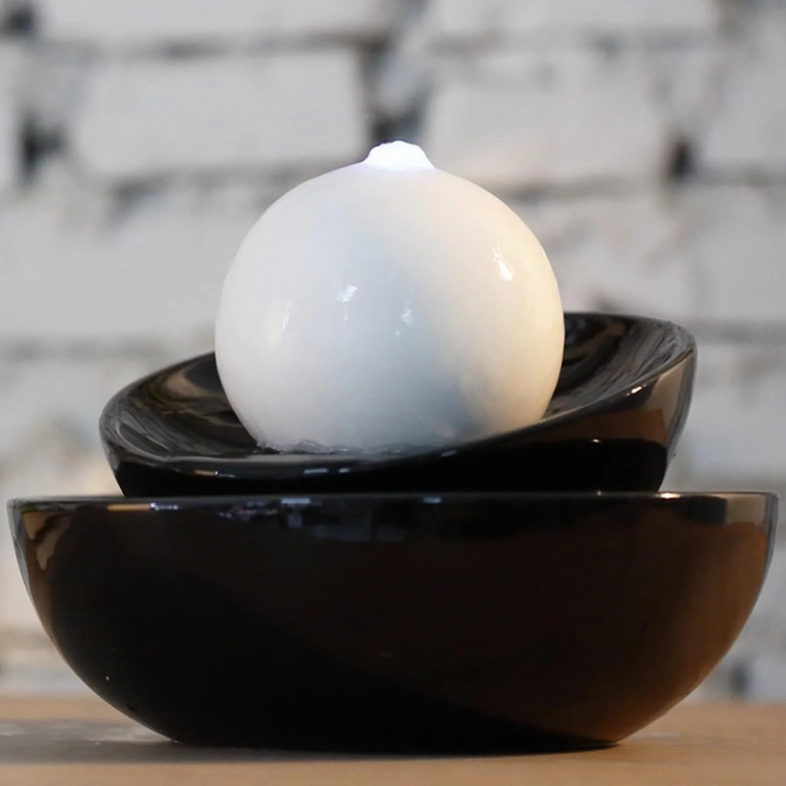 Zen'Light Zen Flow fontanna pokojowa LED ceramiczna czarno-biała 23 x 23 x 18 cm