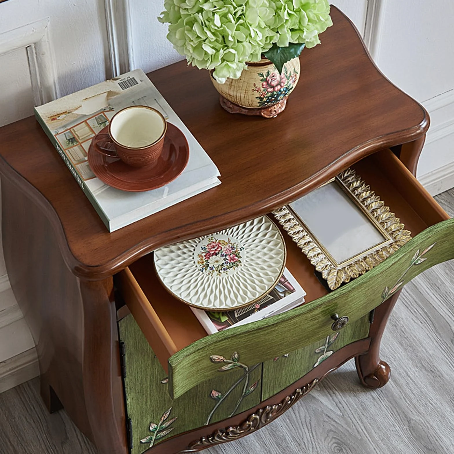 Szafka na Biżuterię z 1 Szufladą i 2 Drzwiami Drewniana Szafka Boczna Szafki do Sypialni Meble Malowane w Stylu Retro (Orzech i Zieleń, 66 * 33 * 77.5cm)