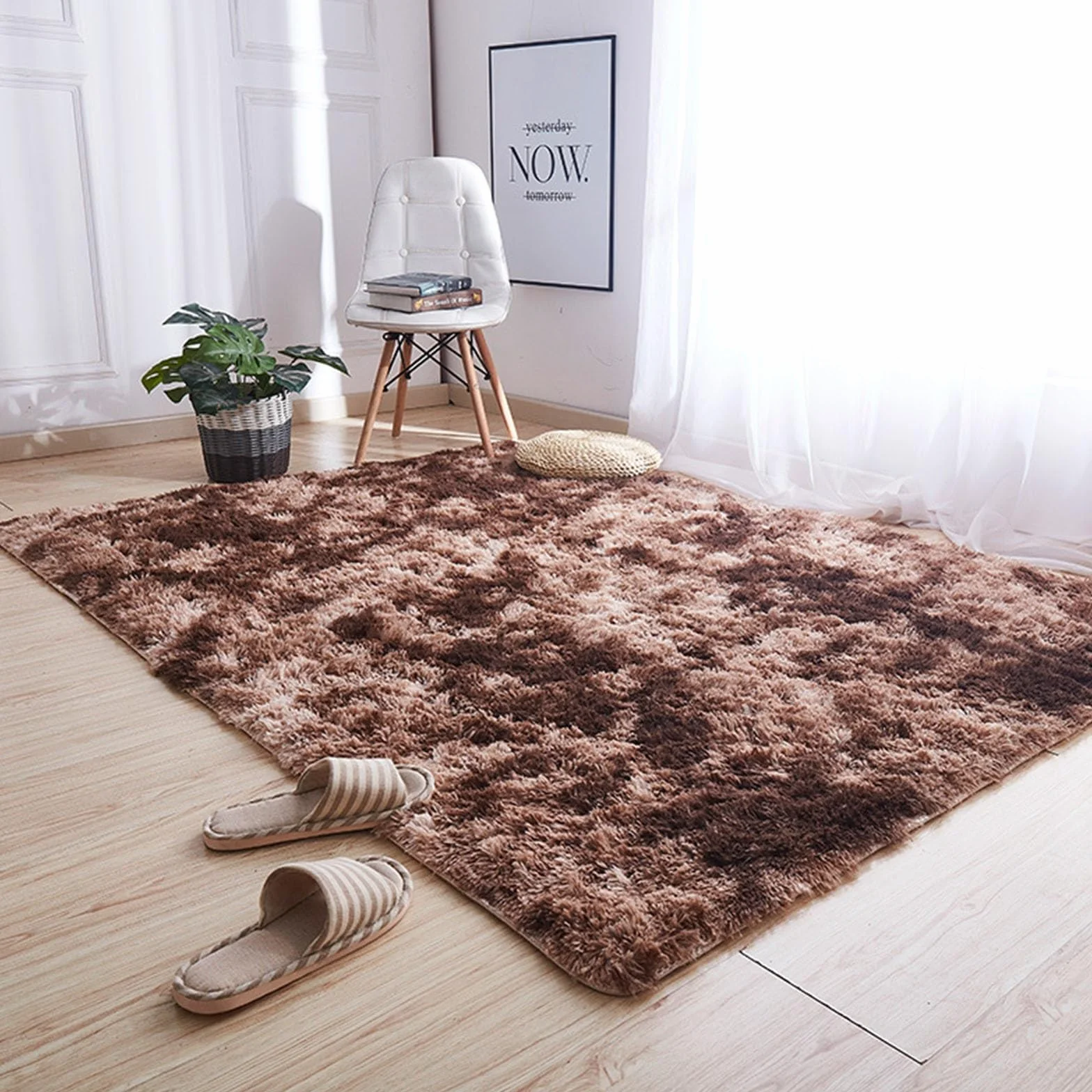 Miękki dywan shaggy 150 x 150 cm antypoślizgowy zmywalny brązowy do sypialni