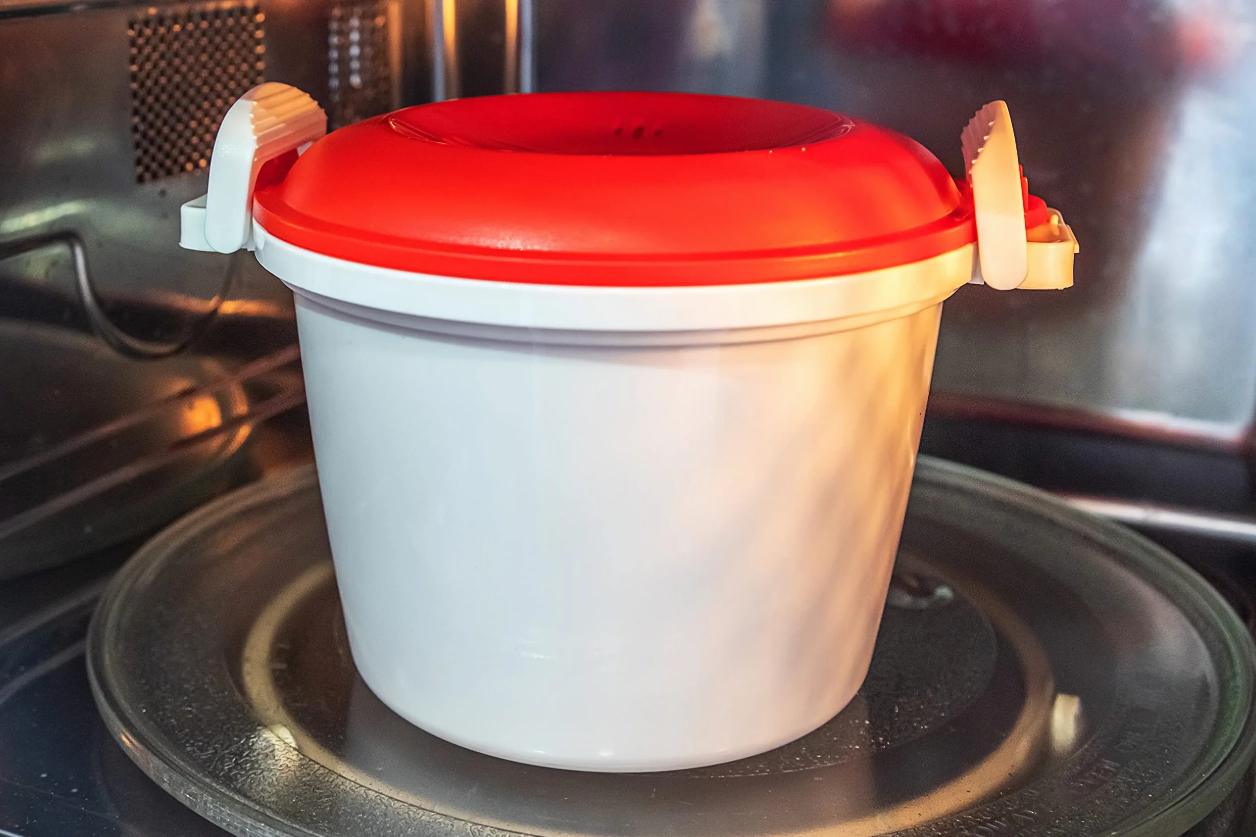 KitchenCraft Ryżowar do Mikrofalówki, Plastik bez BPA, 1,5 Litra - Kolor Biały/Czerwony
