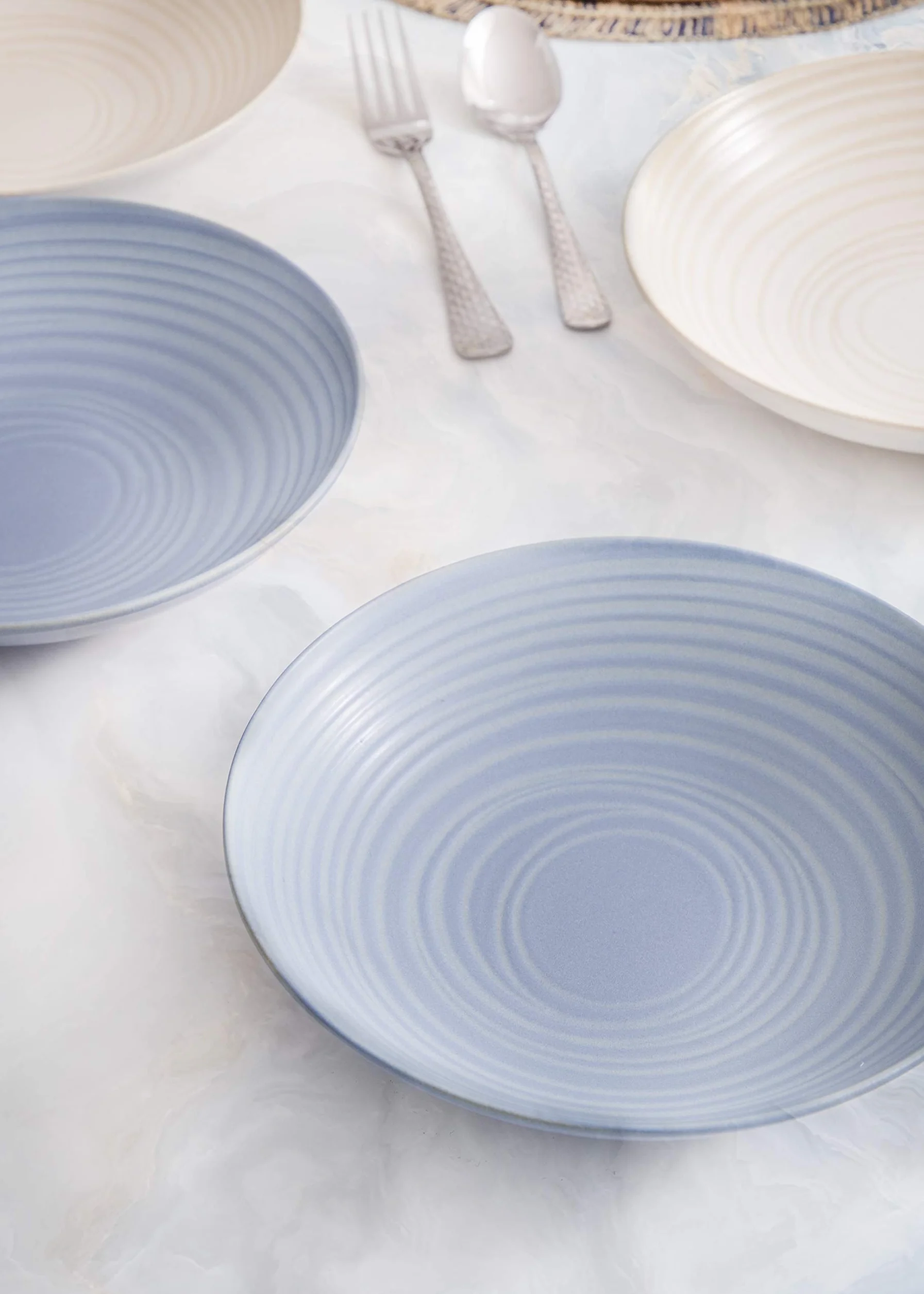 KitchenCraft Zestaw 4 misek do makaronu w pudełku na prezent, idealny do ramen i ryżu, bezołowiowa kamionka szkliwiona, niebieski/kremowy, 22 cm