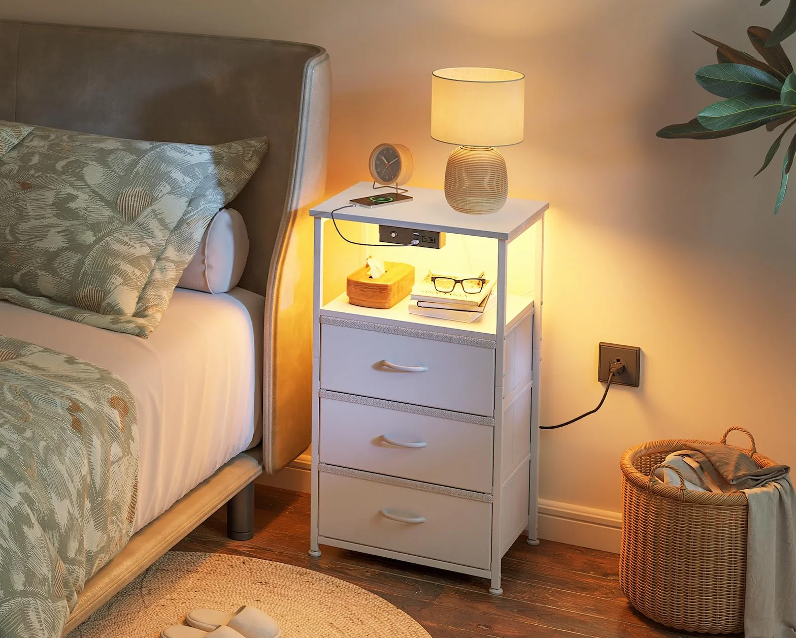 Coleshome Stolik nocny biały z gniazdkiem, USB i LED, 3 szuflady, 40x30x70 cm