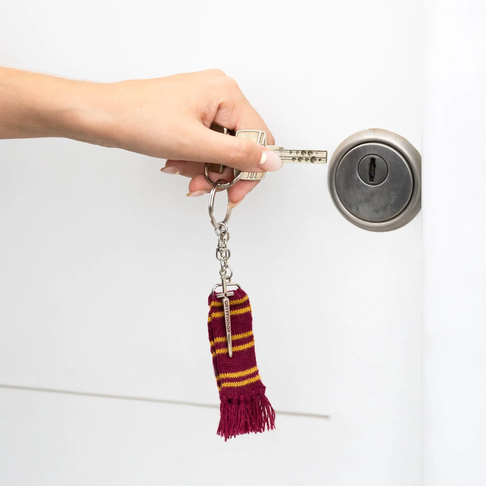 Grupo Erik Keyring Harry Potter Merchandise - Hufflepuff Scarf Keychain, Cute Keyring, Cool Keyrings, Harry Potter Gifts Under 10 Pounds, Hufflepuff Gifts