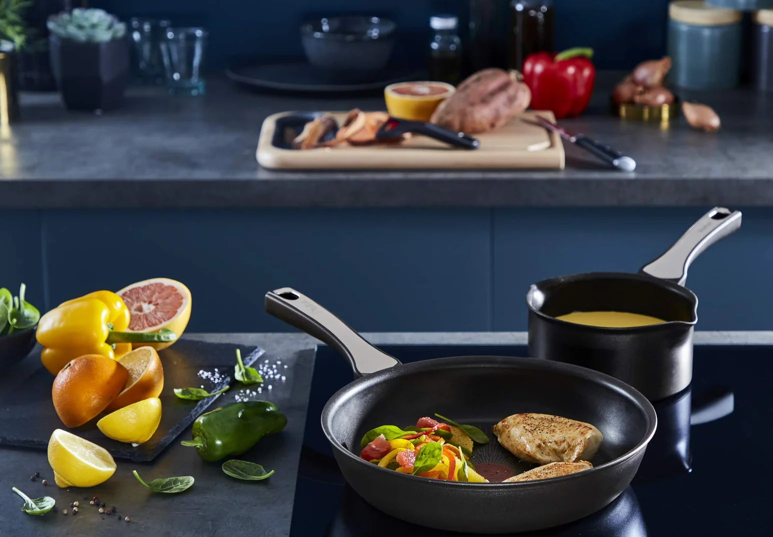 TEFAL Patelnia Unlimited On 24 cm Titanium Anti-Scratch 6X Thermo-Fusion aluminium czarny