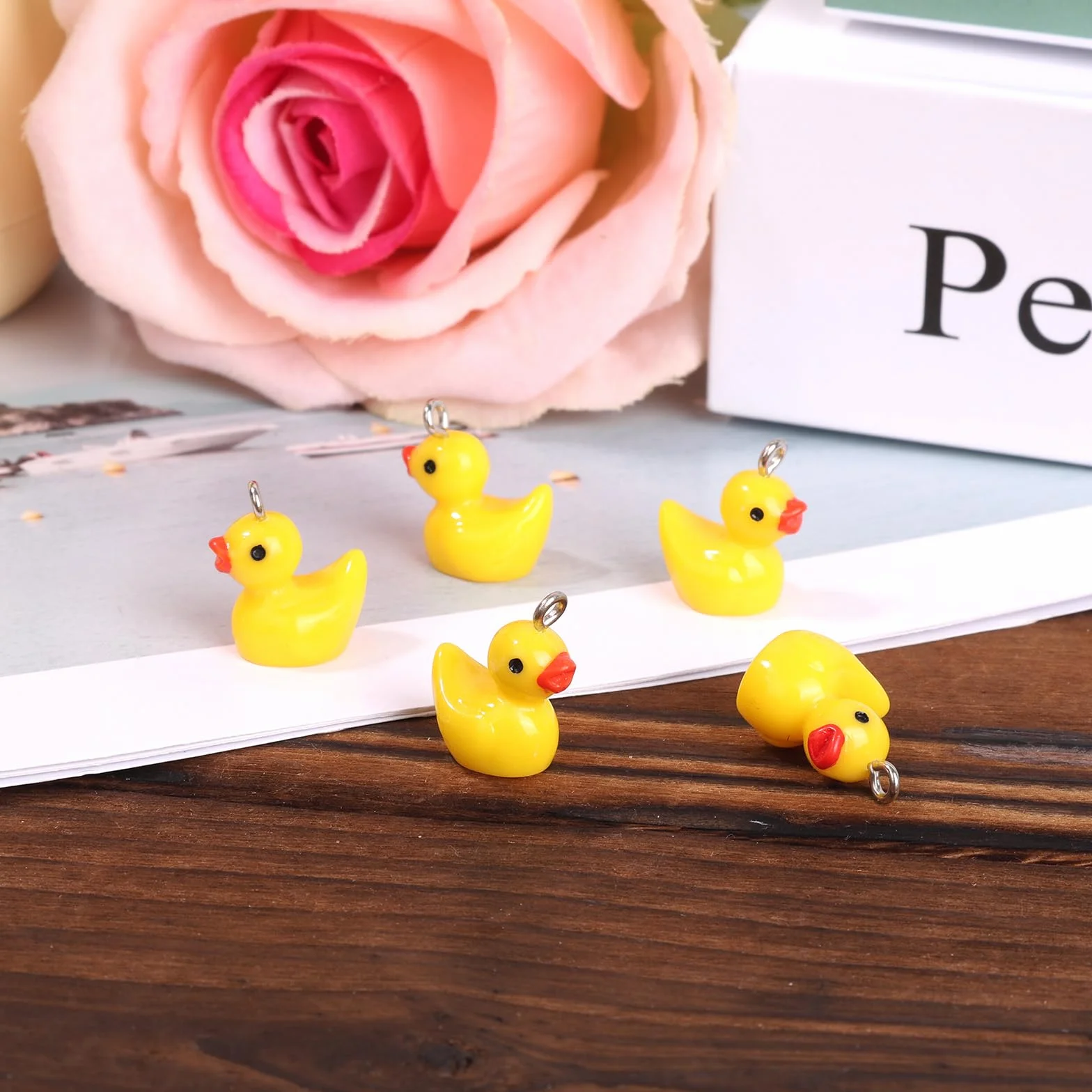 Tinoaly 40 Sztuk Mini Żywiczne Kaczki, Małe Żółte Kaczki Charms z Górnymi Pierścieniami Maleńkie Żywiczne Miniaturowe Zawieszki Zwierzęce Akcesoria dla Kobiet Tworzenia Biżuterii Naszyjnik