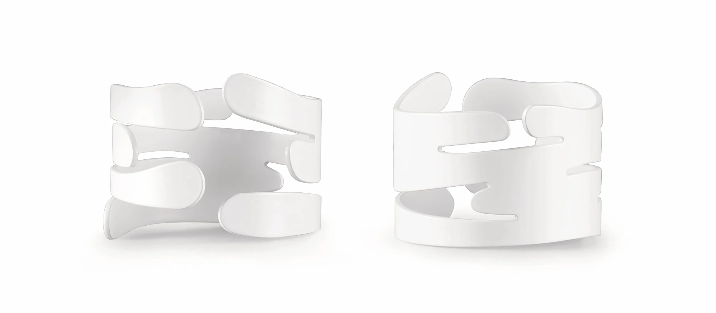 Alessi Barkring BM17S2 W - zestaw dwóch designerskich uchwytów na serwetki z dekoracją inspirowaną naturą, w kolorze stali z żywicą epoksydową, biały