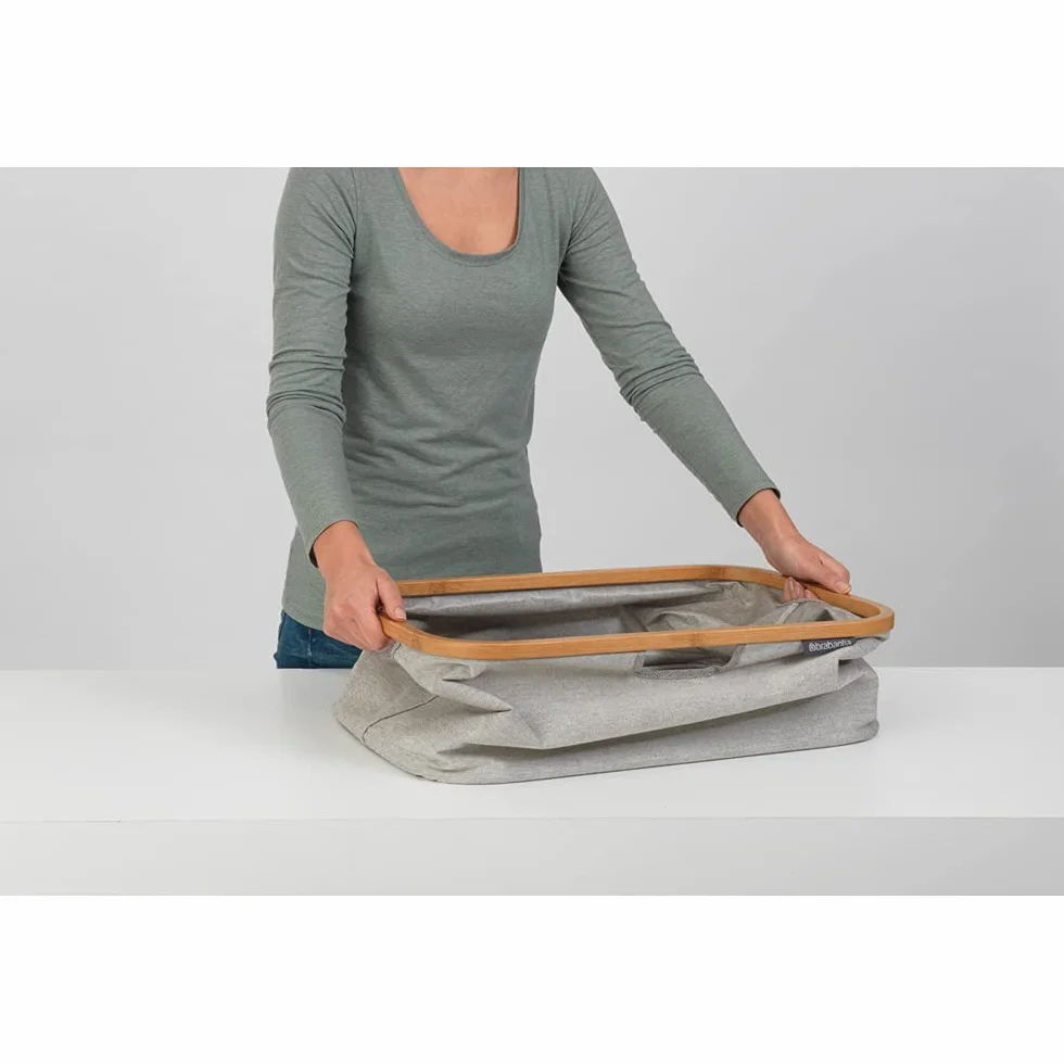 Brabantia - Składany kosz na pranie 45L - Wodoodporny kosz na mokre i suche pranie - Kosz do przechowywania ubrań i bielizny - Miękkie uchwyty - Grey/Bamboo