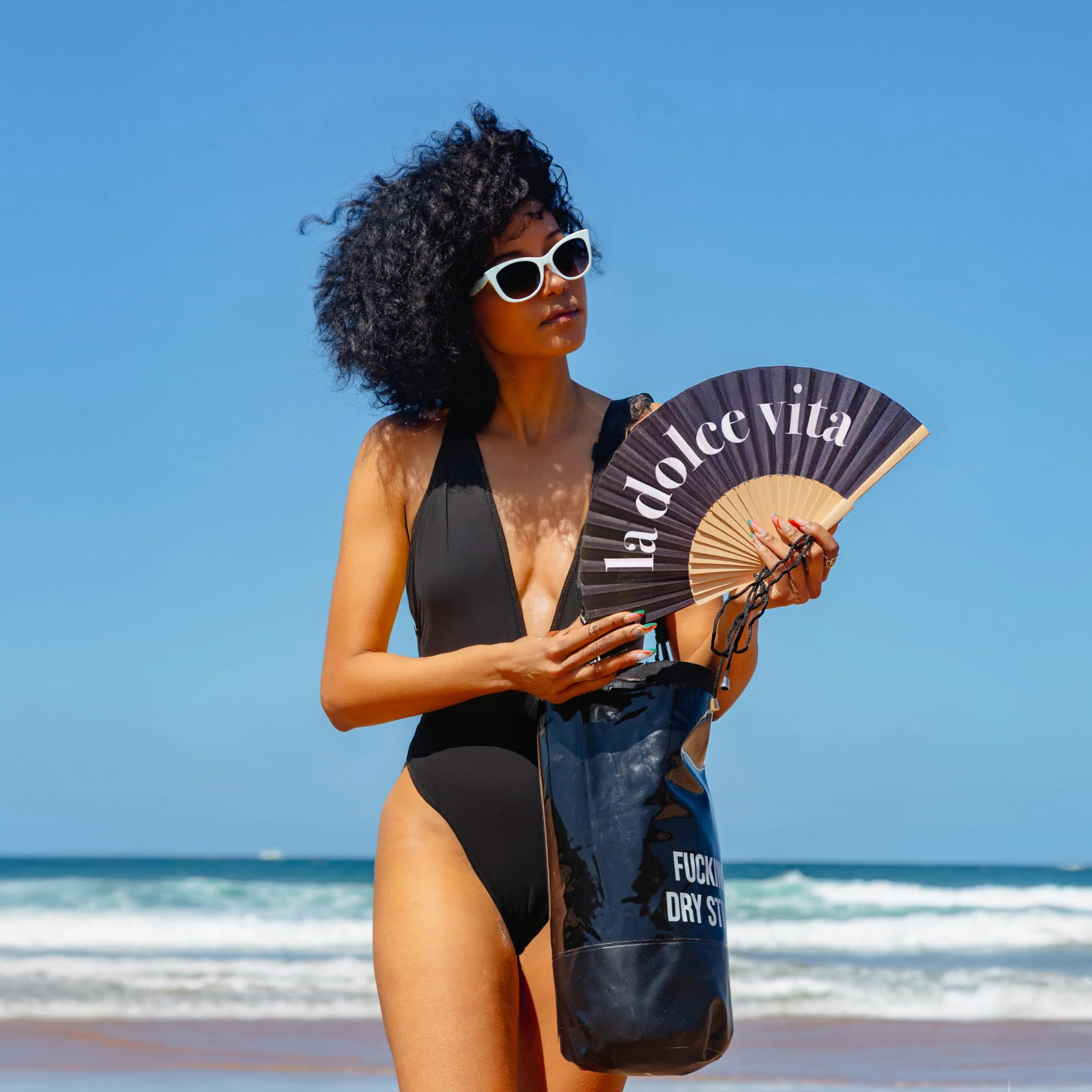 Fisura – Oryginalny wachlarz z napisem “dolce vita”, nowoczesny i stylowy. Drewniany model w eleganckim czarnym kolorze. Zawiera praktyczny uchwyt do zawieszenia. Wymiary: 42,5 x 23 cm