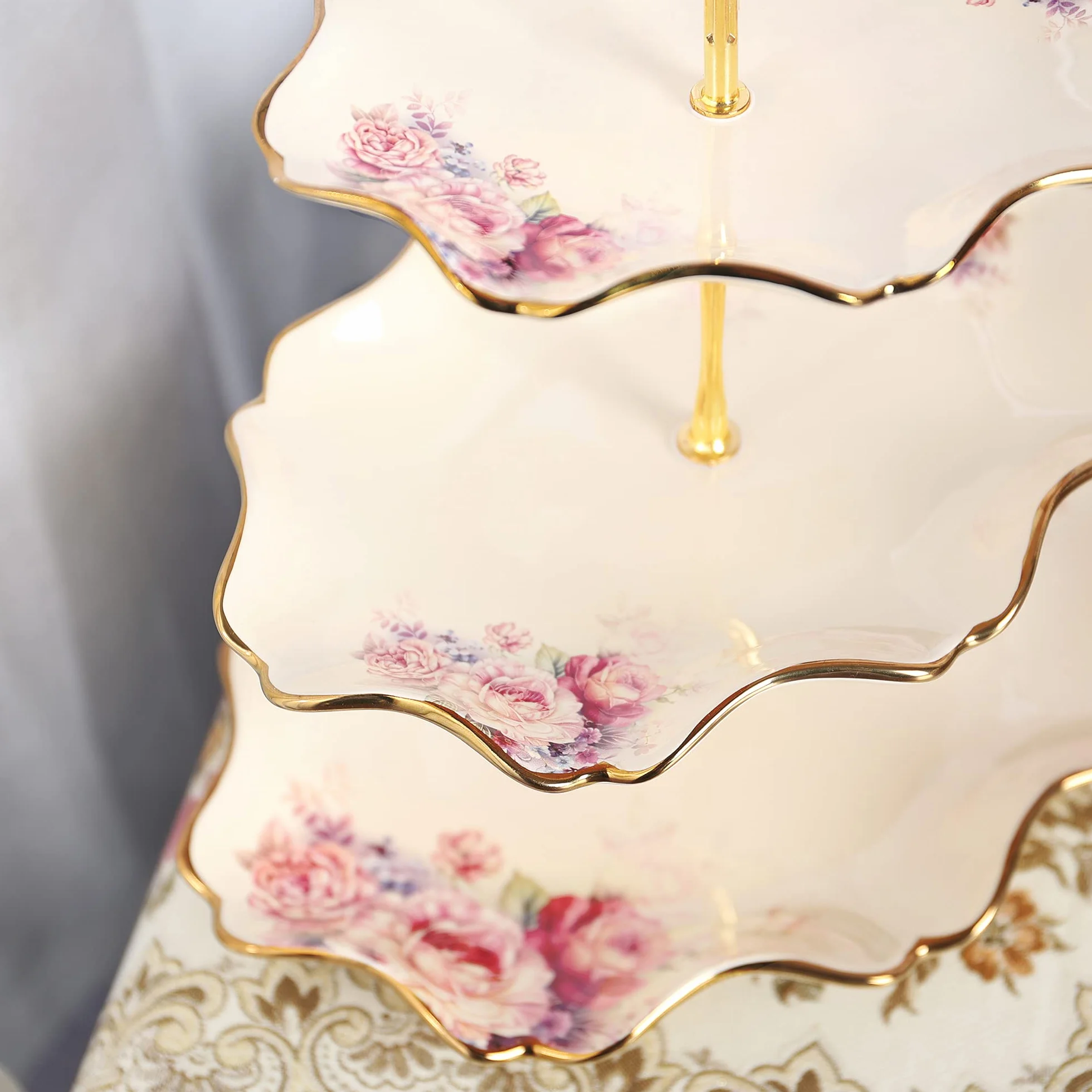 Porcelanowy Patera na Ciasta Vintage Kwiatowy Stojak na Babeczki Kształcie Lotosu Metalowe Pręty Złoto