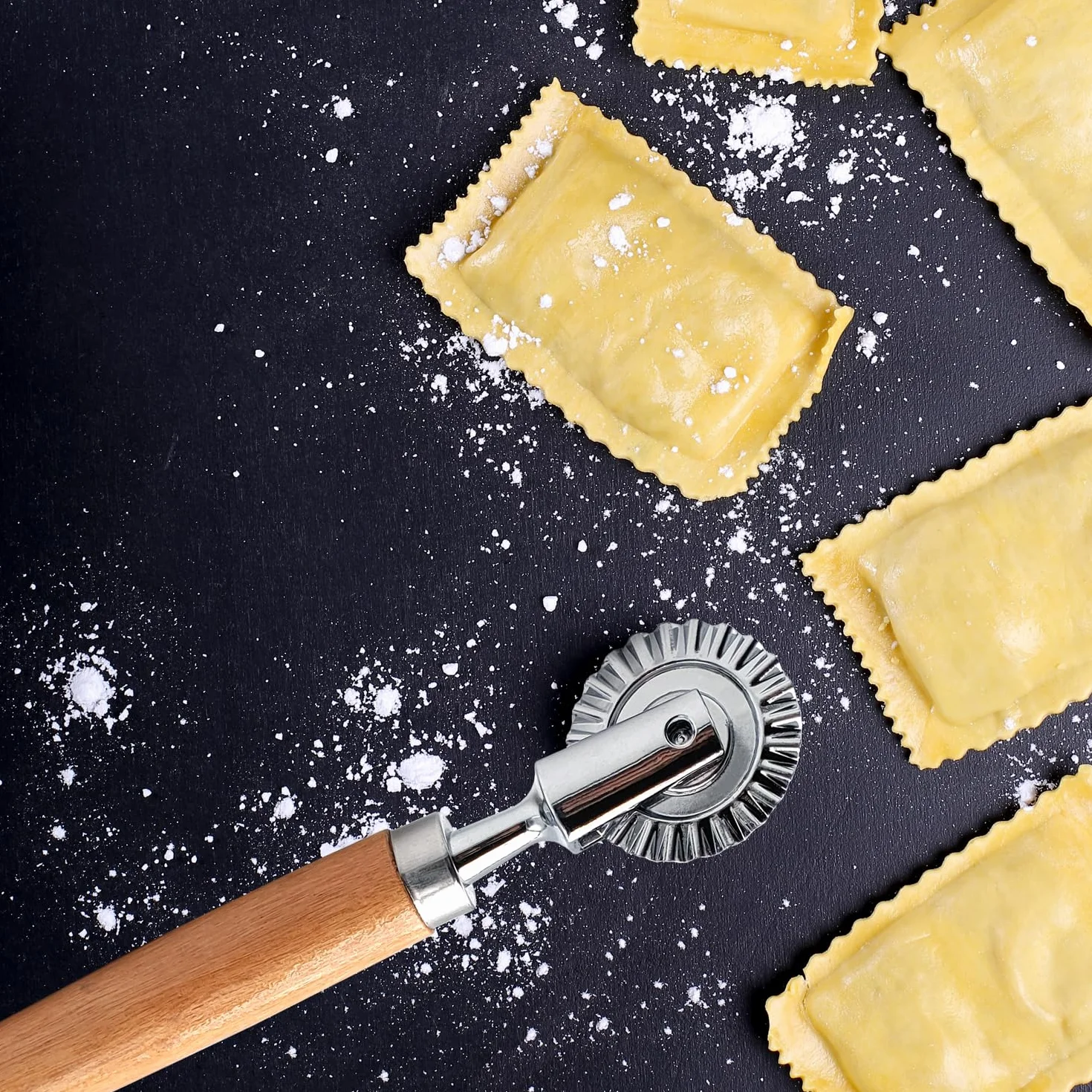 Krajalnica do ciasta ze stali nierdzewnej z antypoślizgowym drewnianym uchwytem, wielofunkcyjna, ręczna maszynka do ciasta zębatego, do domowego makaronu, ravioli tortelli kapelusze