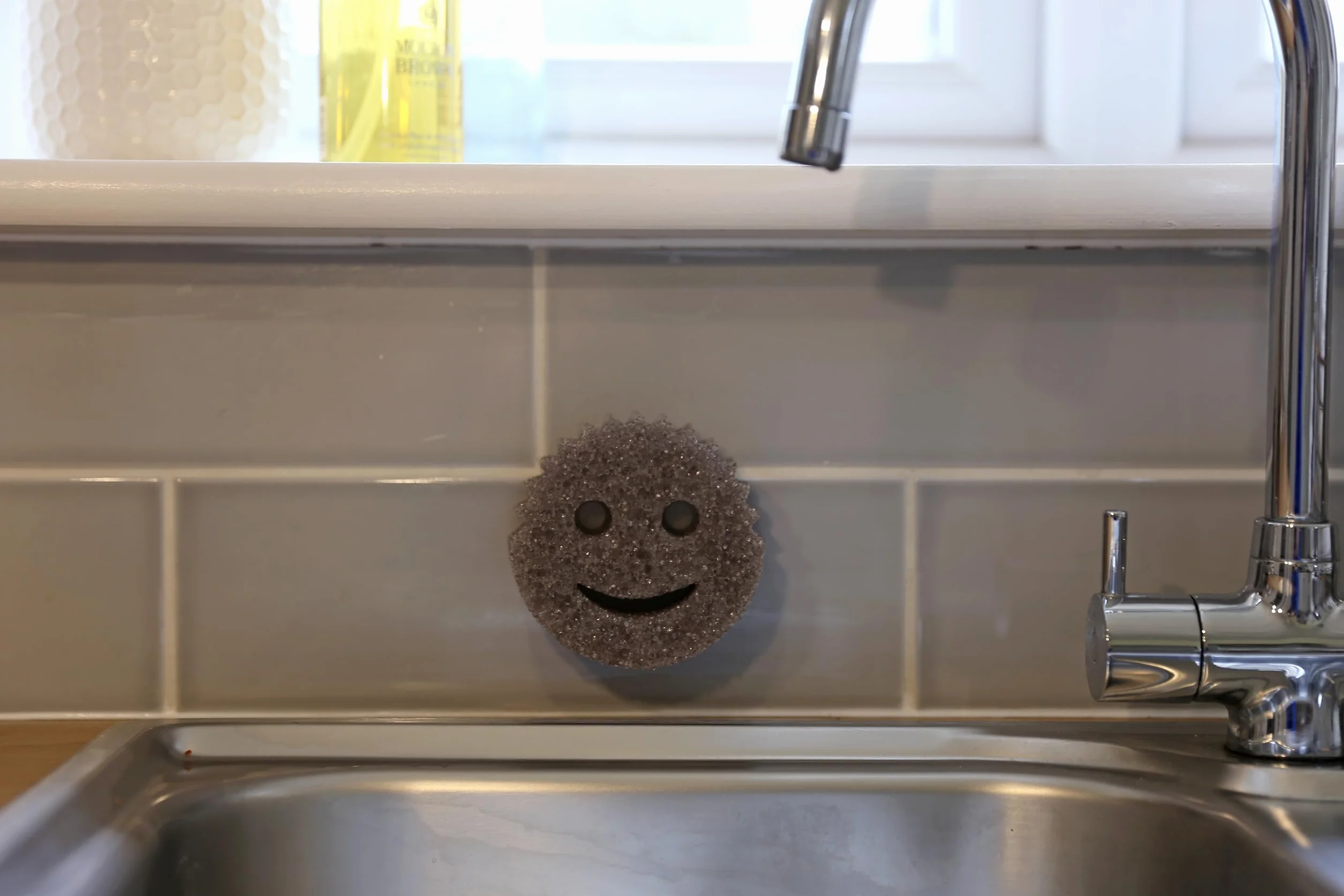 Scrub Daddy Uśmiechnięta Gąbka Flextexture do Szorowania Antybakteryjna Odporna na Zarysowania Szara