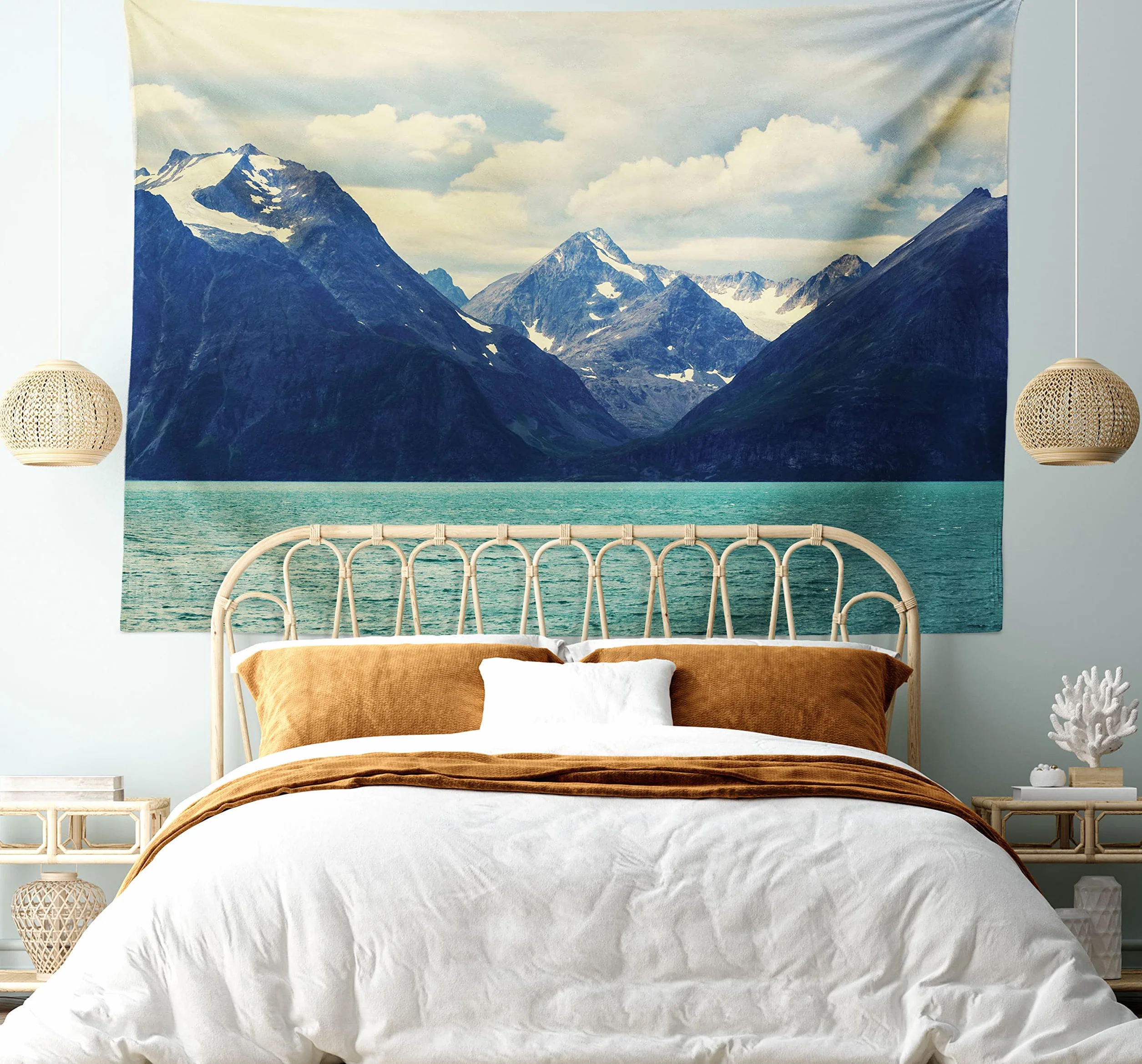 ABAKUHAUS, Góra, Dekoracyjny gobelin, plakat na ścianę, Północne wybrzeże Atlantyku Norwegia Fishing Port Snowy Natura, Migdałowy Zielony Ciemnoniebieski, 230x140cm
