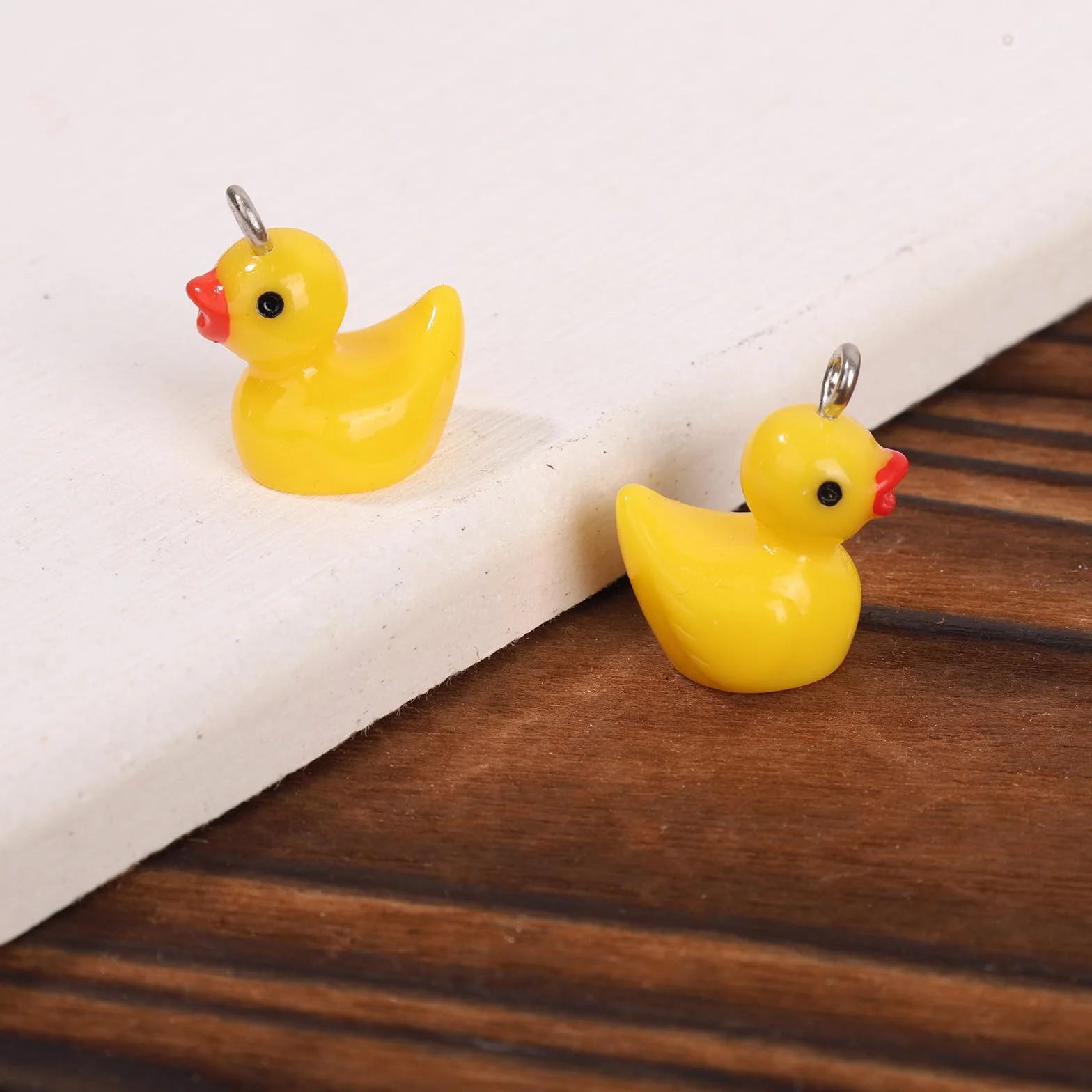 Tinoaly 40 Sztuk Mini Żywiczne Kaczki, Małe Żółte Kaczki Charms z Górnymi Pierścieniami Maleńkie Żywiczne Miniaturowe Zawieszki Zwierzęce Akcesoria dla Kobiet Tworzenia Biżuterii Naszyjnik