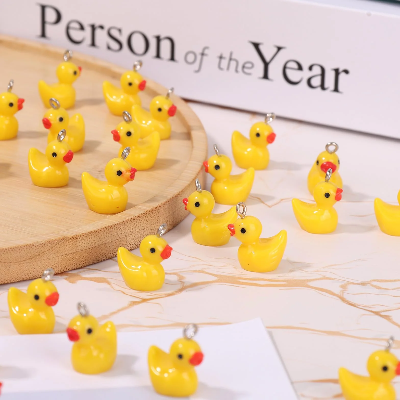 Tinoaly 40 Sztuk Mini Żywiczne Kaczki, Małe Żółte Kaczki Charms z Górnymi Pierścieniami Maleńkie Żywiczne Miniaturowe Zawieszki Zwierzęce Akcesoria dla Kobiet Tworzenia Biżuterii Naszyjnik