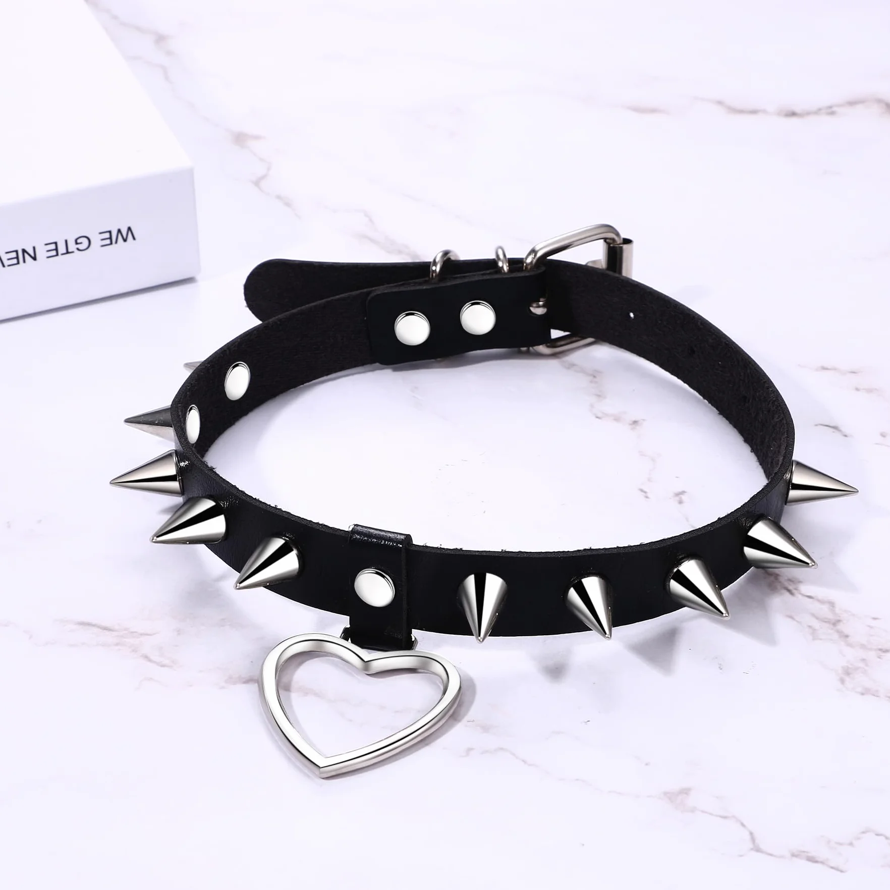 Flongo Gotycki Punk Choker Naszyjniki ze Skóry PU dla Kobiet i Mężczyzn - Czarny Kołnierz Choker z Sercem, Nitami i Kolcami w Stylu Rock na Halloween, Cosplay i Imprezy Kostiumowe