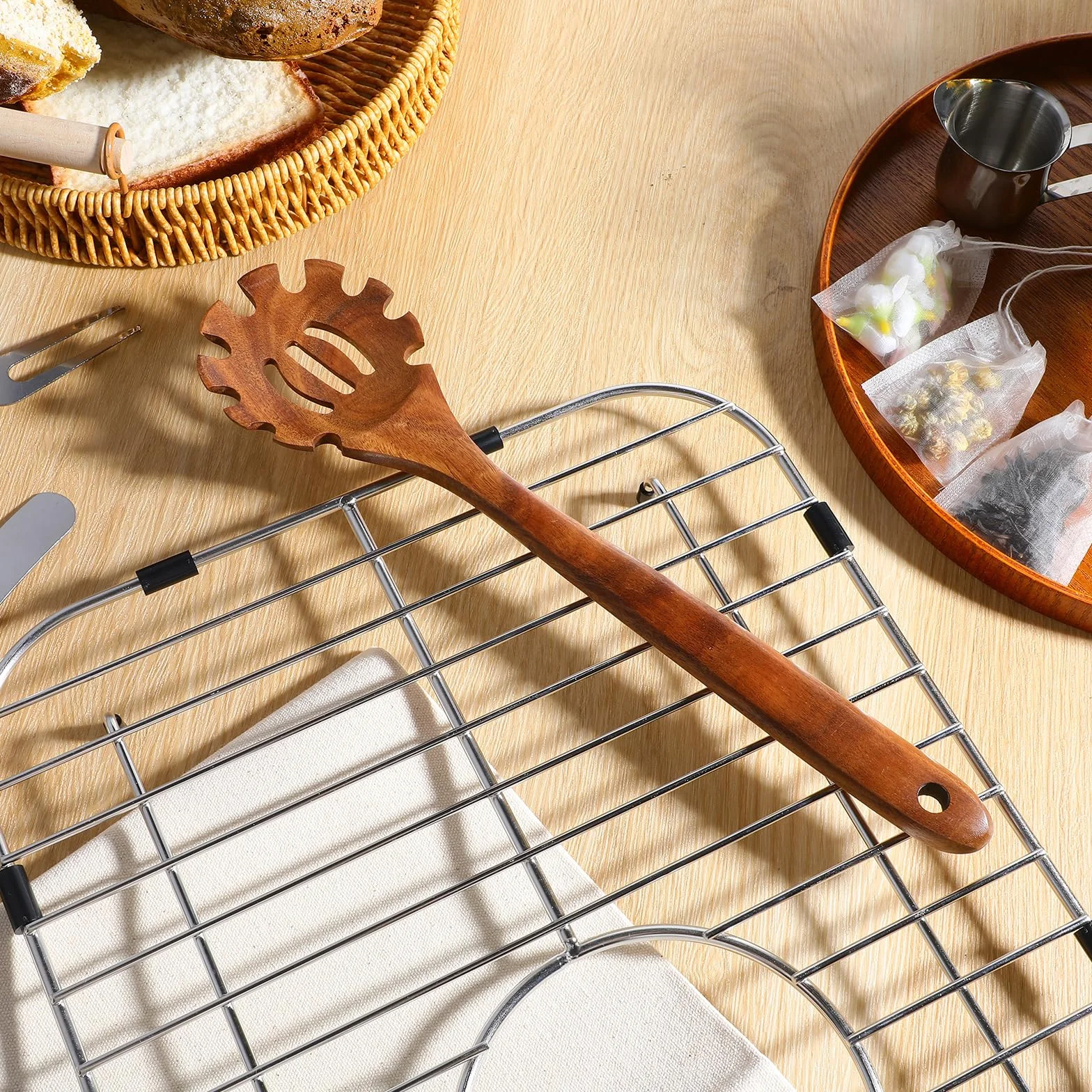 Drewniana łyżka do spaghetti 32 cm z zębami