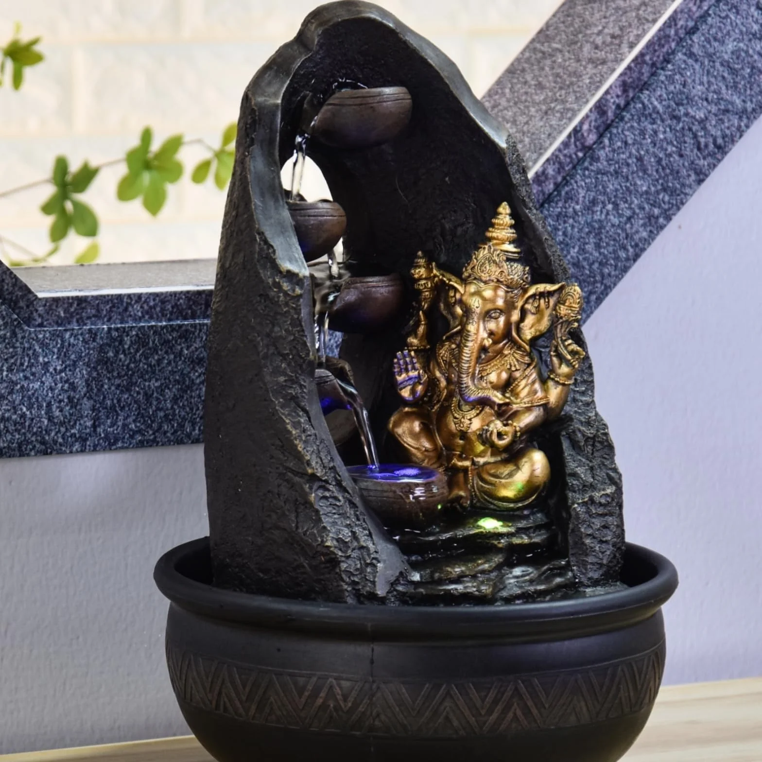 Budda Ganesh fontanna wewnętrzna z kolorowym światłem LED - dekoracja Feng Shui Zen - wspornik łóżka - wys. 40 cm - Mystic Zen'light