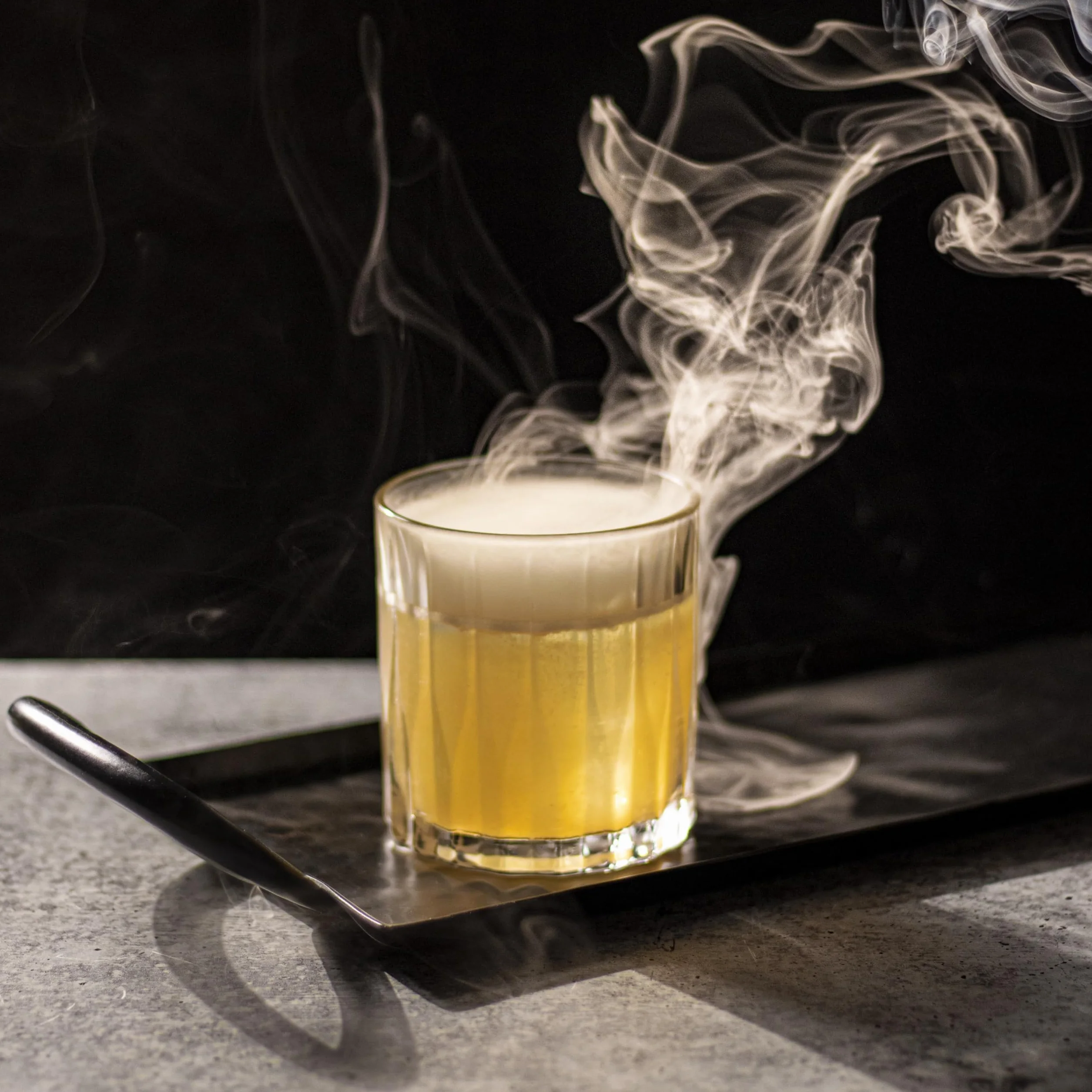 Zestaw do Wędzenia Koktajli z Granitu z Palnikiem – Wędzarka do Whisky i Bourbonu – Zestaw Old Fashioned z 4 Smakami Wiórków Drzewnych – Akcesoria Barowe Prezent dla Miłośników Whisky