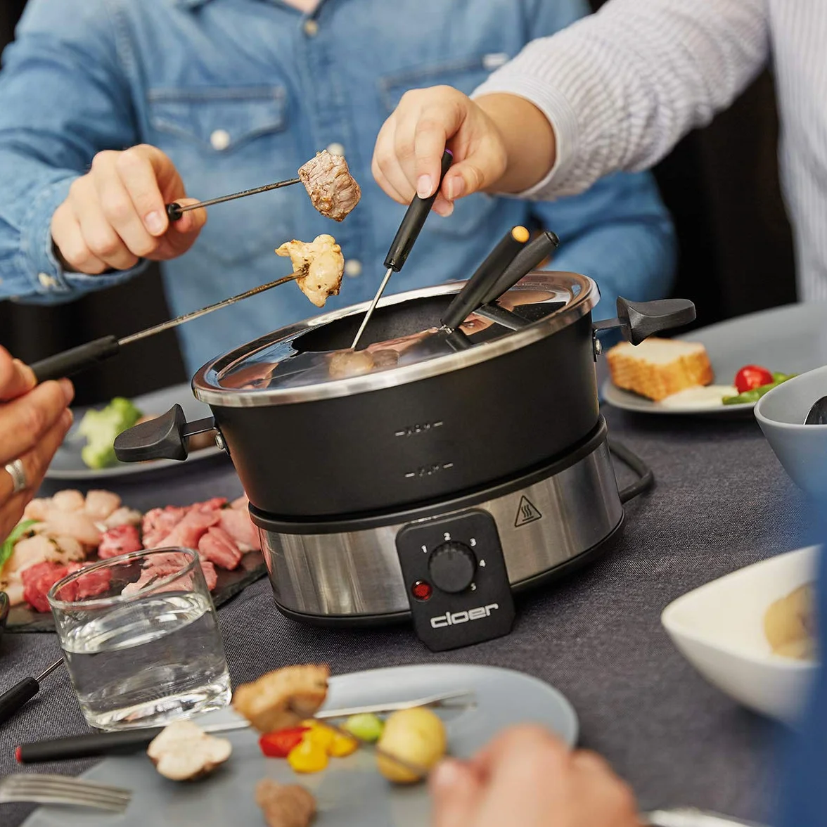 Cloer 6679 fondue dla 8 osób, powlekany garnek aluminiowy, łącznie z ochroną przed pryskaniem, 8 kolorowymi widelcami 1,5 litra, 1000 W, srebrny, czarny