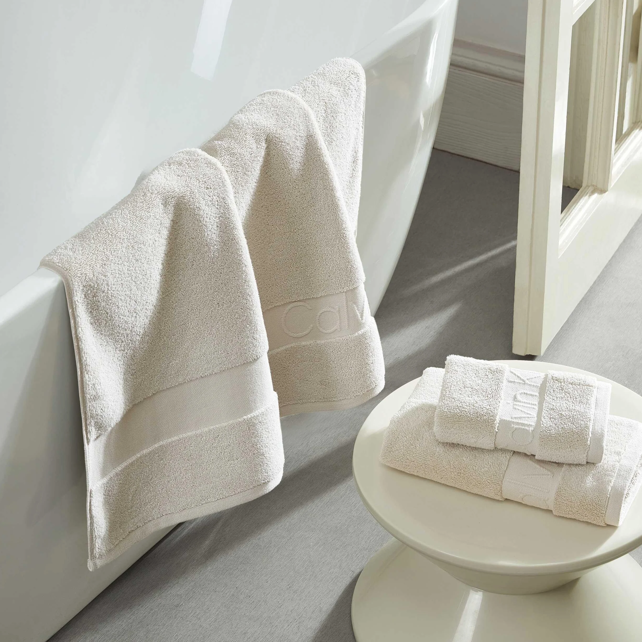 Calvin Klein - Zestaw ręczników, super miękkie ręczniki bawełniane premium z konstrukcją Zero Twist, nowoczesny wystrój łazienki, certyfikat Öko-Tex (ikoniczny jednolity beż, 3-częściowy)