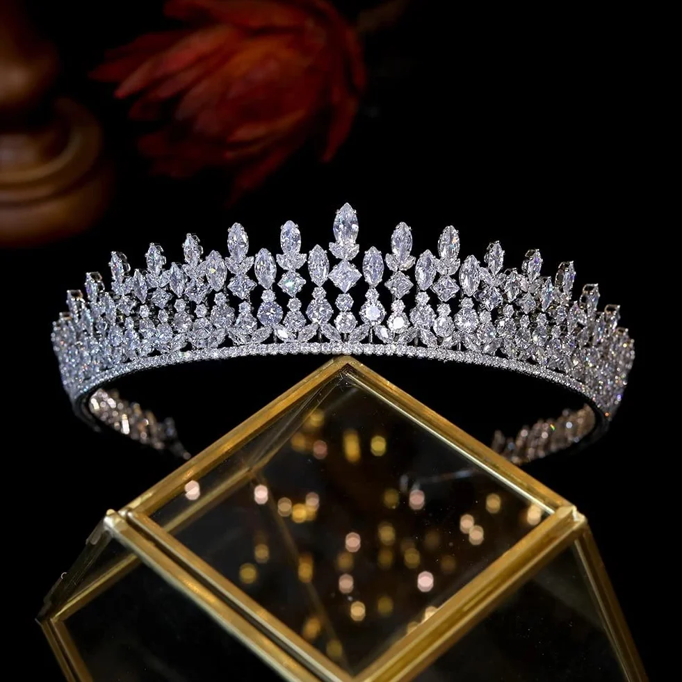 ZYFSHA Biżuteria do włosów Diadem z koroną dla kobiet Tiara Kolor srebrny Kryształ Cyrkonia Wydłużona korona Stroik ślubny Królewskie ślubne akcesoria do włosów Biżuteria damska, długość srebrna 38,5