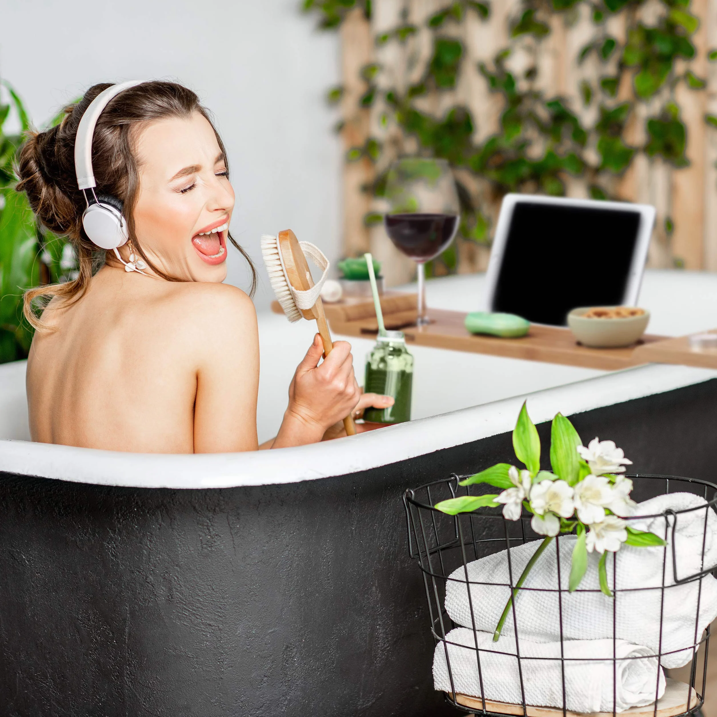 Relaxdays Bambusowa półka na wannę, szerokość 70 cm, taca na szkło, telefon komórkowy, tablet, półka na wannę do zawieszenia, naturalna