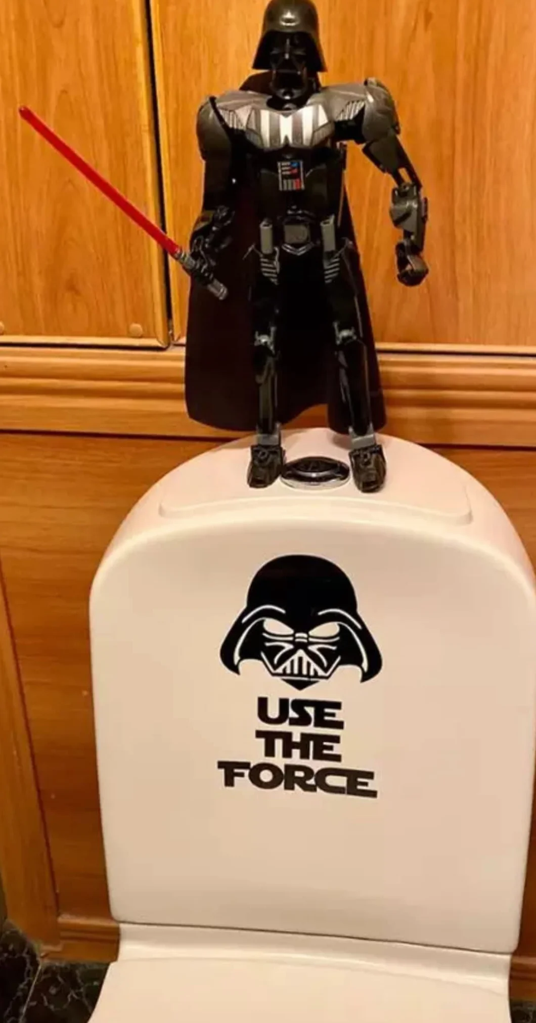 naklejka winylowa na klapę sedesu – Use The Force – Darth Vader – wodoodporna winylowa naklejka jako dekoracja i zabawny prezent 15 x 25 cm w kolorze czarnym