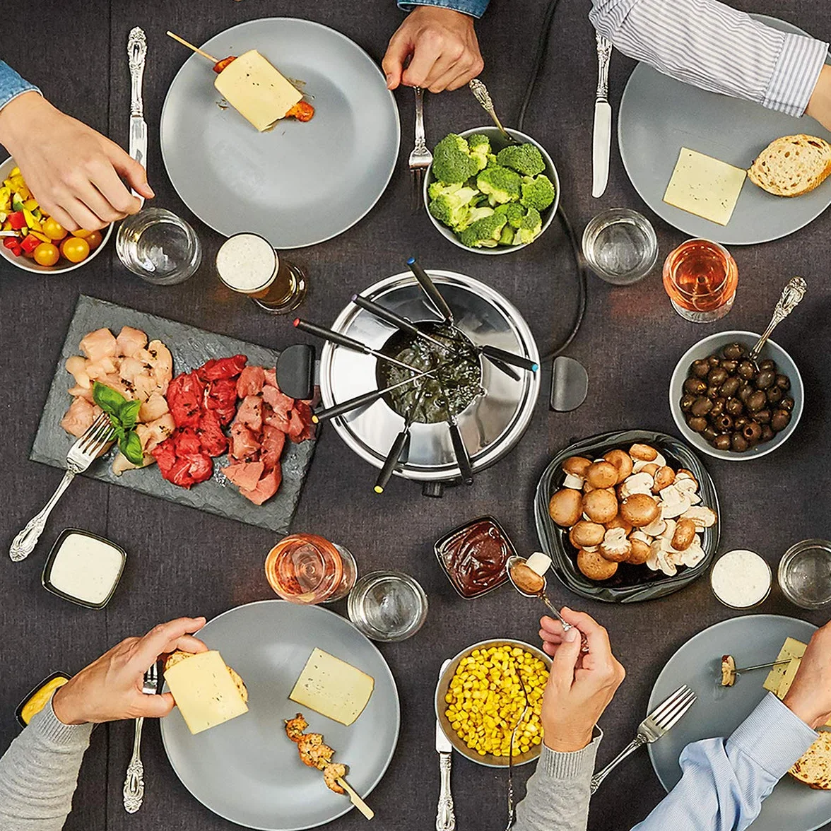 Cloer 6679 fondue dla 8 osób, powlekany garnek aluminiowy, łącznie z ochroną przed pryskaniem, 8 kolorowymi widelcami 1,5 litra, 1000 W, srebrny, czarny