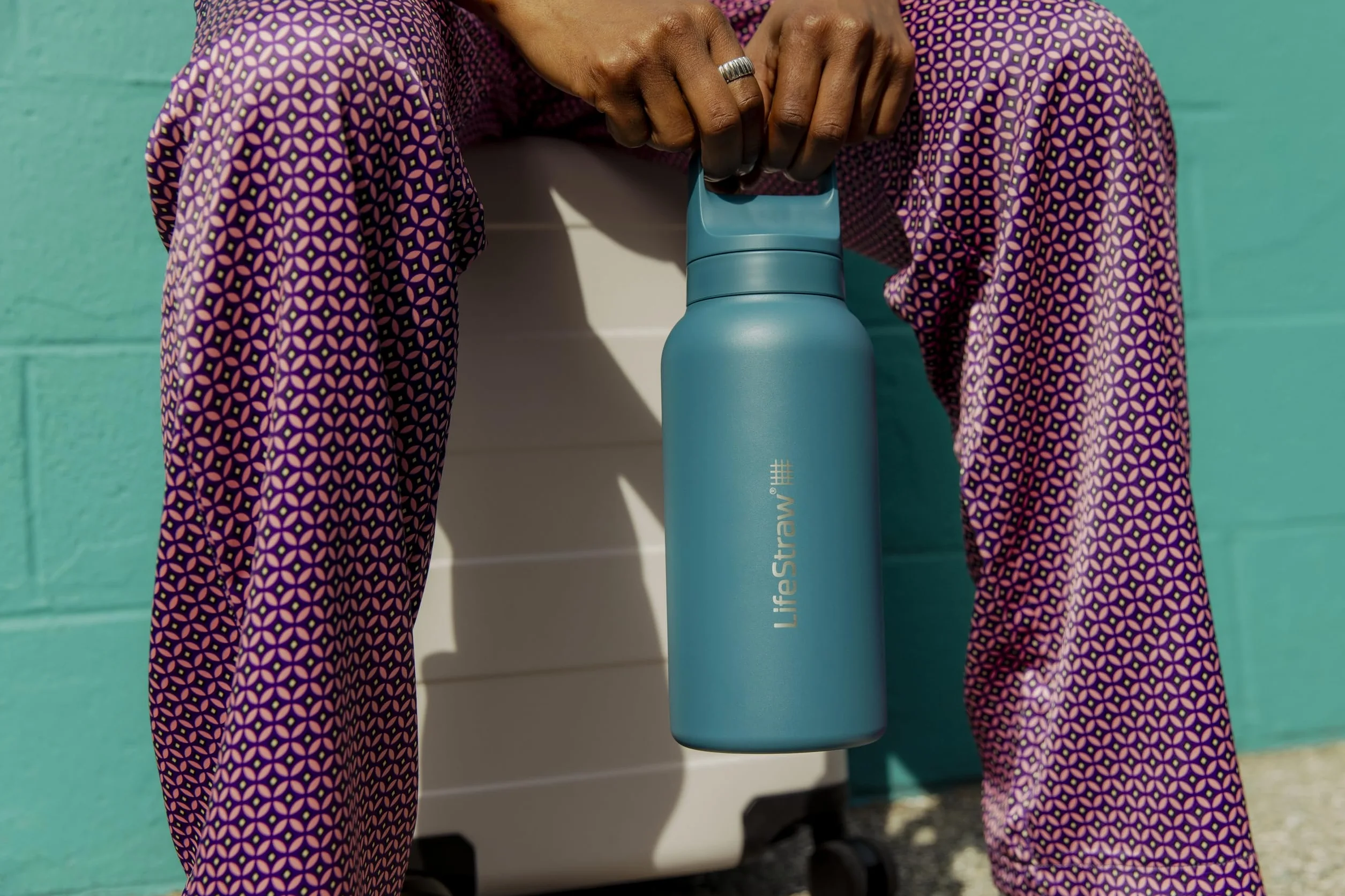 LifeStraw Seria Go – izolowana butelka z filtrem wody ze stali nierdzewnej do podróży i codziennego użytku, usuwa bakterie, pasożyty i mikroplastiki, poprawia smak, 1 l, biały polarny