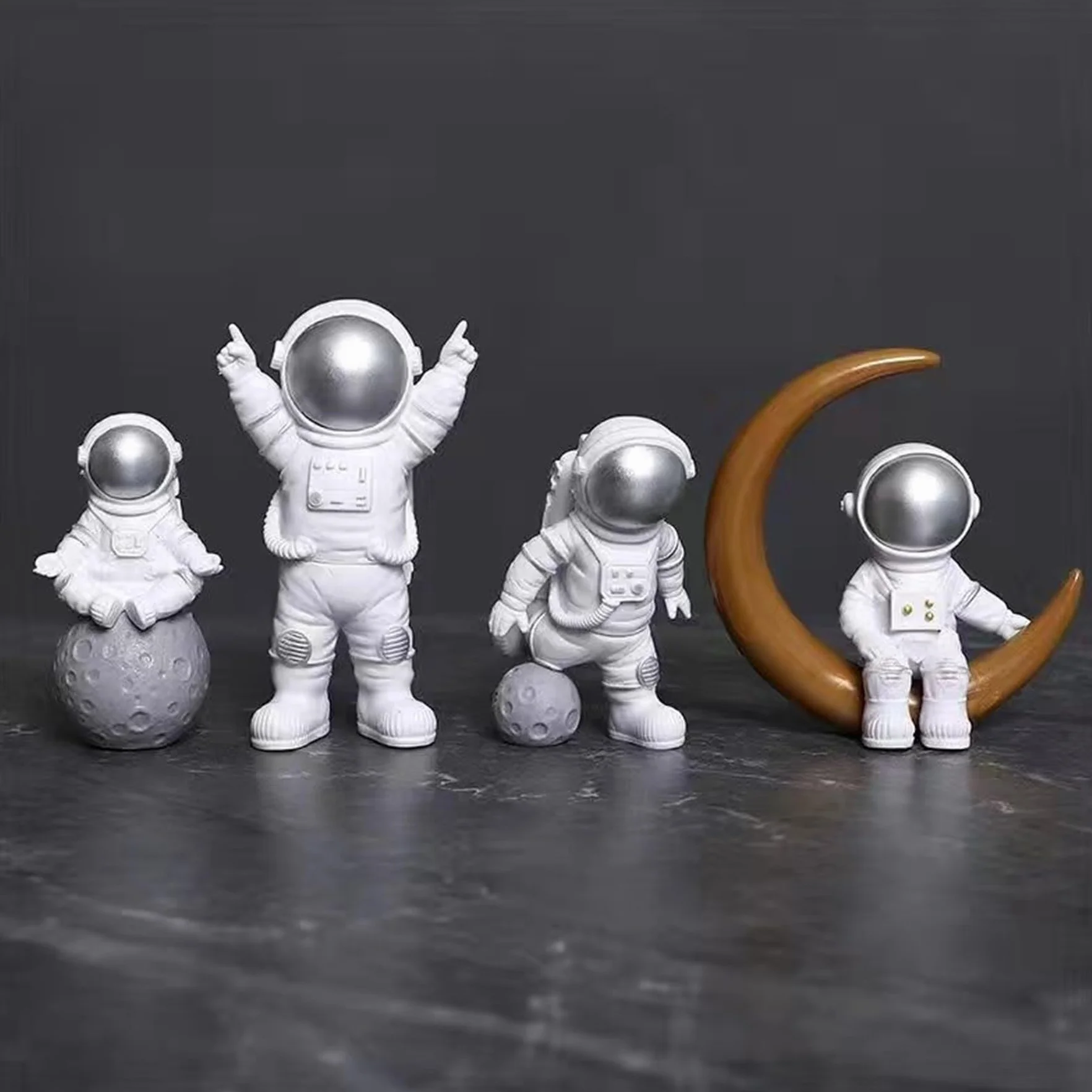 Zestaw 4 figurek astronautów z żywicy, kosmiczna dekoracja, prezent srebrny