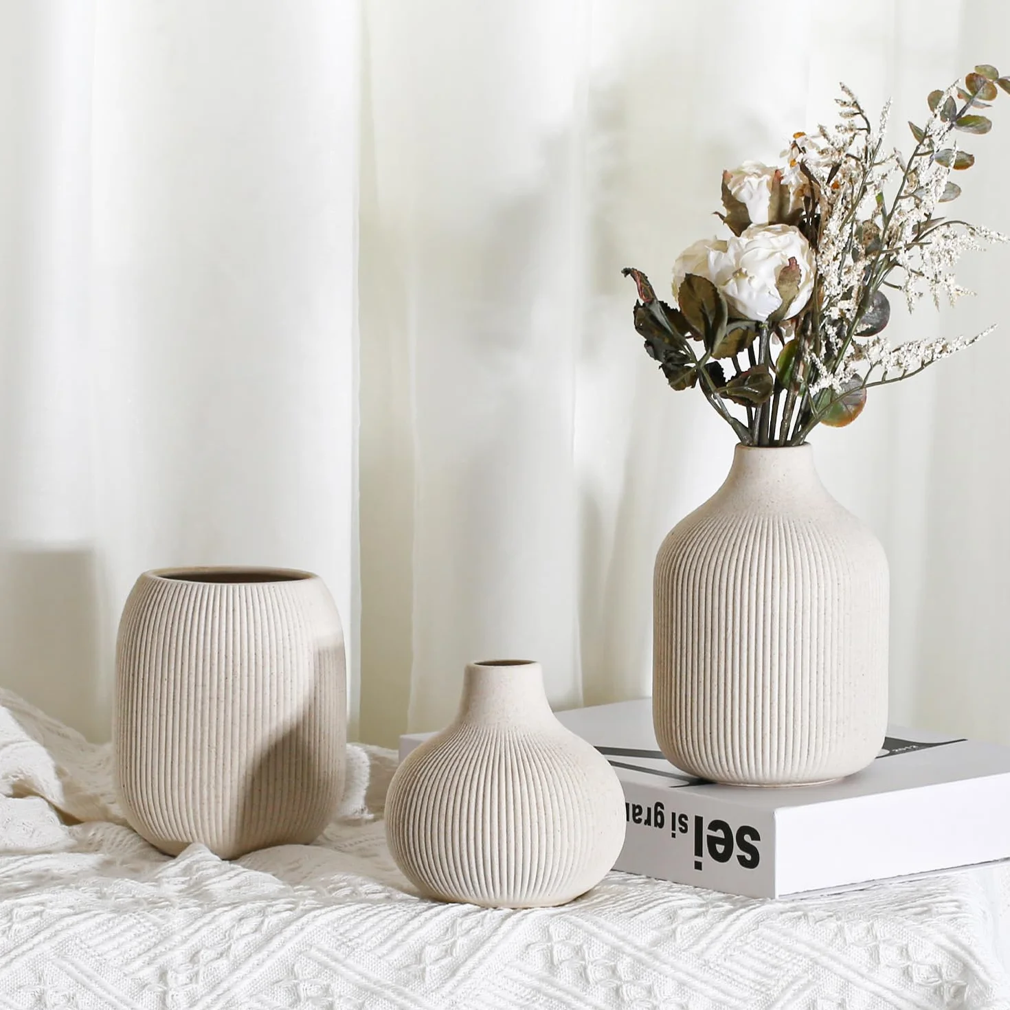 Dnnnii Zestaw 3 wazonów ceramicznych w nowoczesnym beżowym wykonaniu z prążkowaną fakturą, idealny do neutralnego i przejściowego wystroju domu - kolekcja dekoracyjnych minimalistycznych wazonów