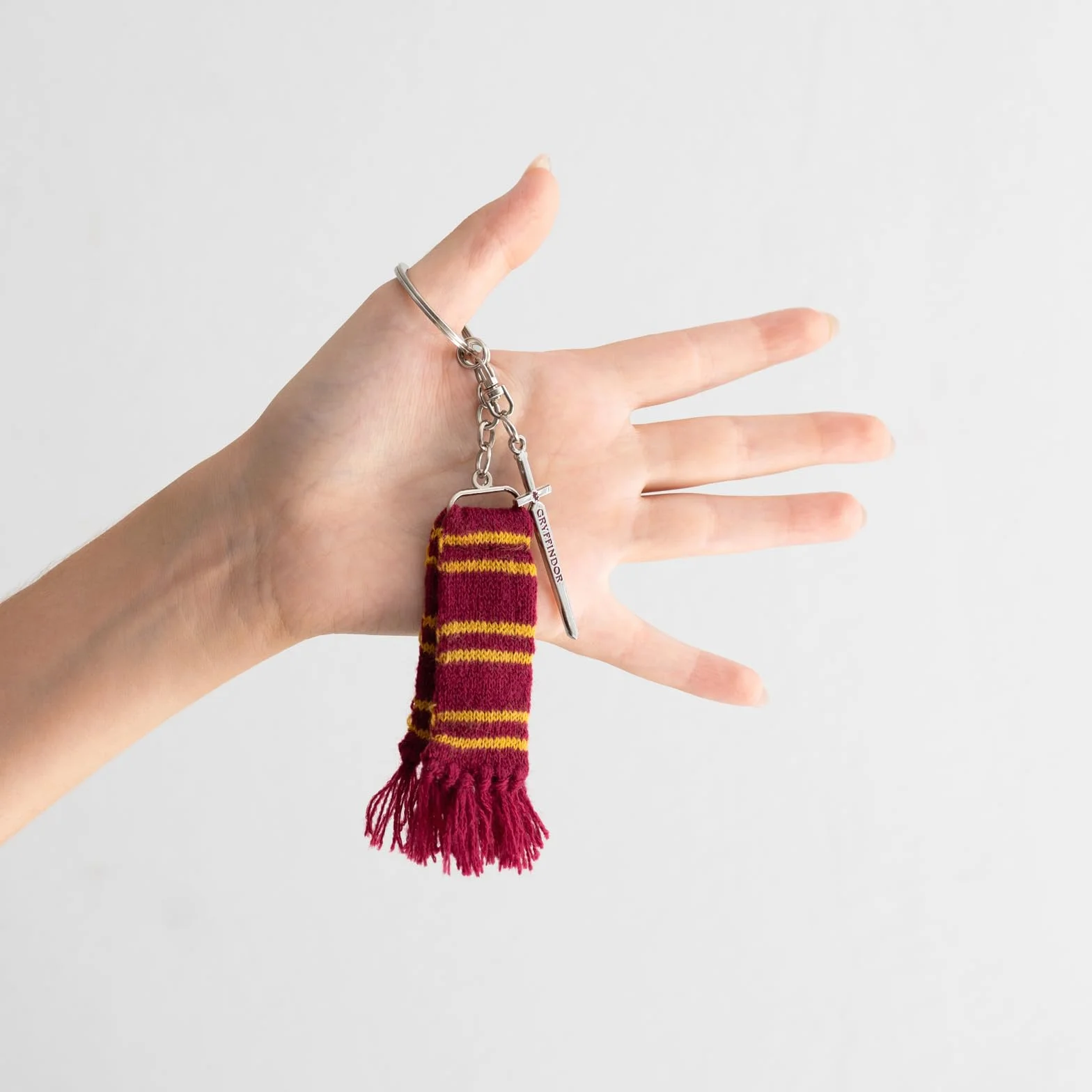 Grupo Erik Keyring Harry Potter Merchandise - Hufflepuff Scarf Keychain, Cute Keyring, Cool Keyrings, Harry Potter Gifts Under 10 Pounds, Hufflepuff Gifts